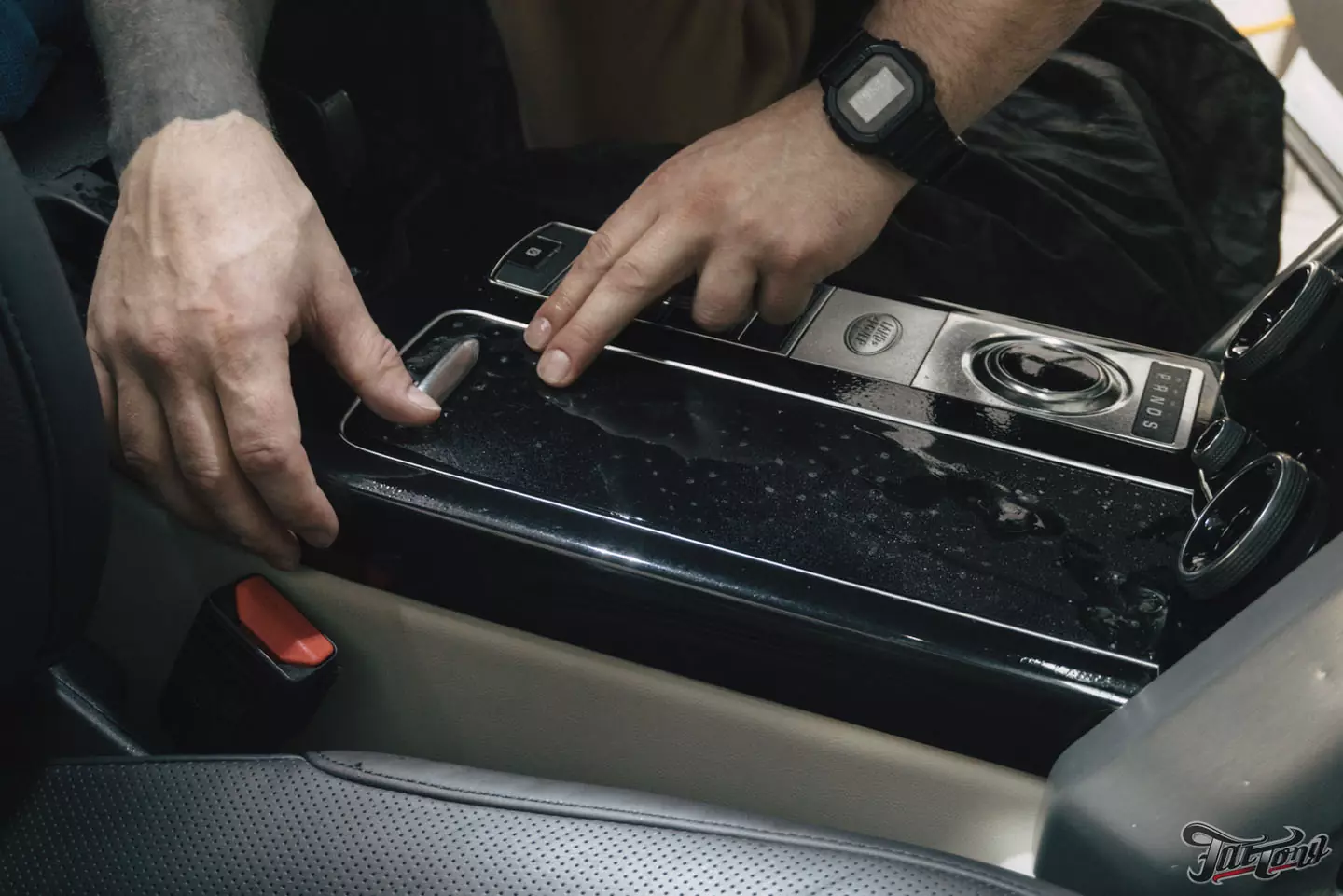 Химчистка и ремонт кожи в салоне Range Rover